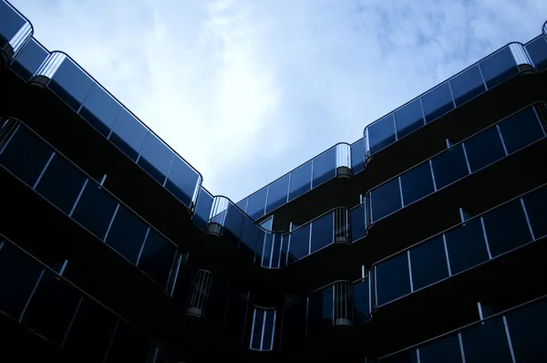 en yüksek bina ve mavi gökyüzü köşesinde