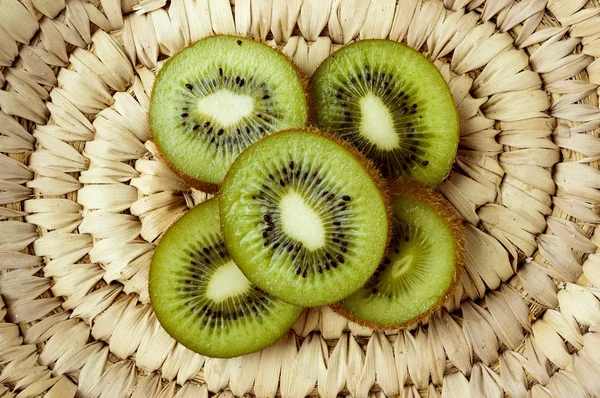 hasır kapsayıcı kivi dilimleri