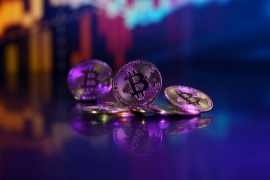 Grafiklerin arka planında bitcoins