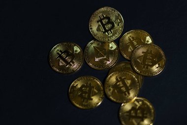 Siyah bir yüzey üzerinde bitcoinler