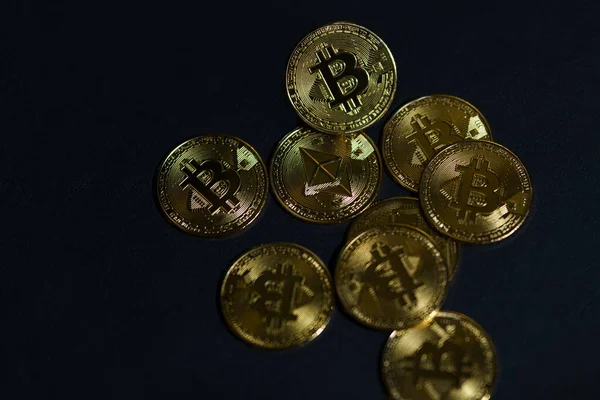 Bitcoins Una Superficie Negra —  Fotos de Stock