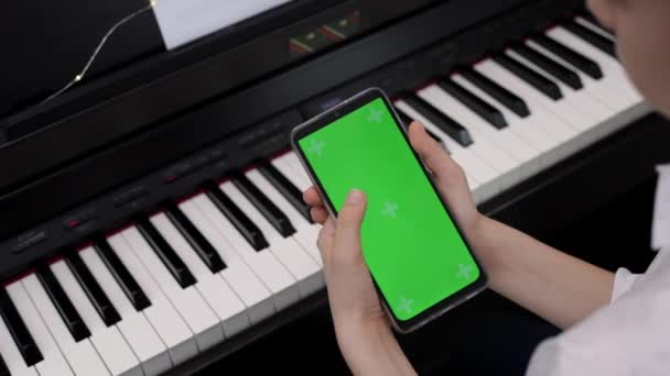 Garçon Tenant Clique Sur Smartphone Avec Écran Vert Près Piano — Video