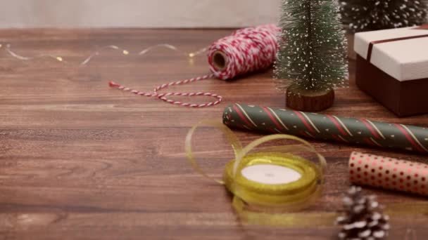 バスケットのチョコレートクッキーはクリスマスの装飾が施されたテーブルの上に置かれます — ストック動画