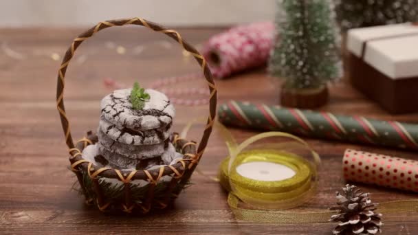 汉德在篮子里做了巧克力饼干 天然巧克力饼干在木制桌子上与圣诞树和圣诞装饰 传统的圣诞糕点慢动作 — 图库视频影像