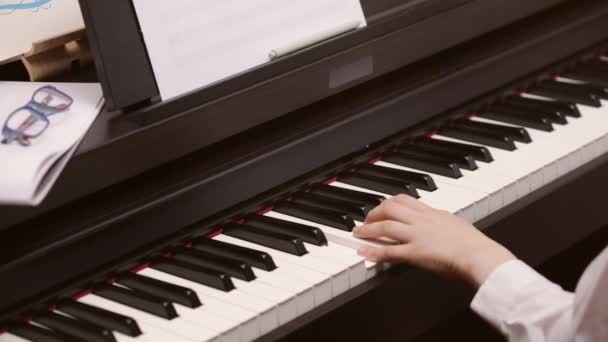 Chico Está Preparando Para Examen Prueba Musical Para Ver Mejor — Vídeos de Stock