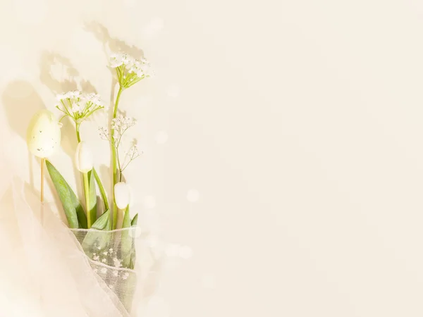 Osterkomposition mit weißen Tulpen, Zigeunerblumen und dekorativen Eiern — Stockfoto
