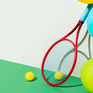 Kırmızı raket, sarı tenis topları ve mavi-yeşil arka planda renkli balonlar.