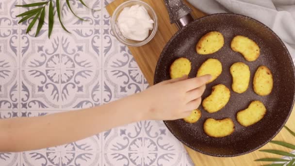 Hemlagad stekt potatis pannkakor i en stekpanna — Stockvideo