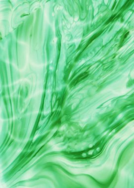 Yeşil renkli arka plan. Dokulu, doğal, su röfleli taş zemin. Bulanık doku. Çıplak yeşil. Güneş yansımalı küçük.