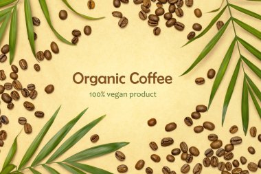 Doğal kahve çekirdekleri, palmiye yaprakları ve el işi kağıdına yazılmış bir yazı ile düz yatıyordu.