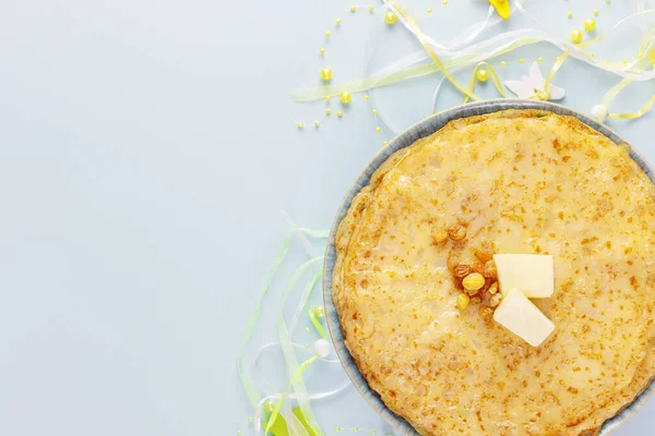 Cremas fritas caseras con decoración sobre fondo azul — Foto de Stock