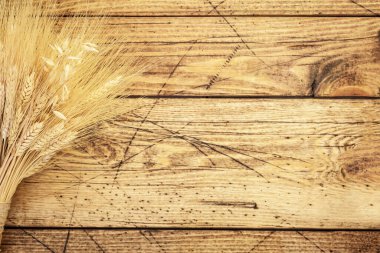 Ahşap bir arka planda buğday buketi ve çavdar kulağı