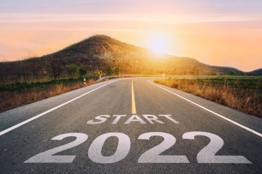 2022 'yi gün batımında asfalt yolun ortasındaki otoyolda yazmaya başla. 2021-2022 için planlama ve meydan okuma kavramı, iş stratejisi, fırsat, umut, yeni bir hayat değişimi..