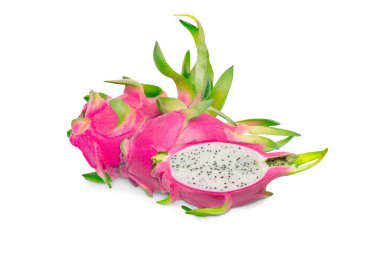 Ejderha meyvesi, pitaya. Yarısı ejderha meyvesi ve beyaz arka planda izole edilmiş dilimler. Pitaya ya da pitahaya, Amerika kıtasına özgü birkaç kaktüs türünün meyvesidir..