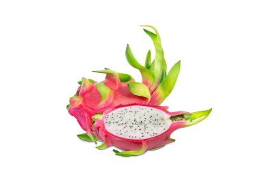 Ejderha meyvesi, pitaya. Yarısı ejderha meyvesi ve beyaz arka planda izole edilmiş dilimler. Pitaya ya da pitahaya, Amerika kıtasına özgü birkaç kaktüs türünün meyvesidir..