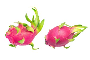 Ejderha meyvesi, pitaya. Yarısı ejderha meyvesi ve beyaz arka planda izole edilmiş dilimler. Pitaya ya da pitahaya, Amerika kıtasına özgü birkaç kaktüs türünün meyvesidir..