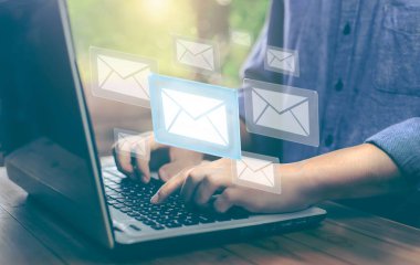 İşadamı laptopta e-posta illüstrasyonuyla çalışıyor. E-posta pazarlama konsepti, müşterilere birçok e-posta veya dijital bülten gönderen şirket. İnternet bülteni.
