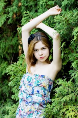 bir ağacın yanında poz kız