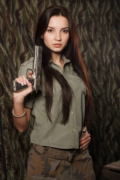 Chica uniforme con una pistola. camuflaje. — Foto de Stock