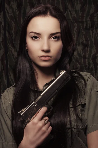 Chica uniforme con una pistola. camuflaje. — Foto de Stock