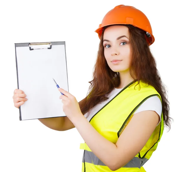 Das Mädchen der Bauarbeiter mit dem Helm und der Weste mit dem Tablett für Papier und Stift in den Händen. Es ist isoliert. weißer Hintergrund. — Stockfoto