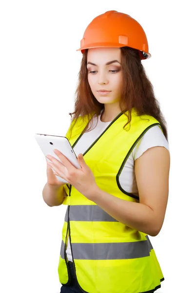 Das Mädchen der Bauarbeiter in Helm und Weste mit einem elektronischen Tablet in den Händen. Es ist isoliert. weißer Hintergrund. — Stockfoto