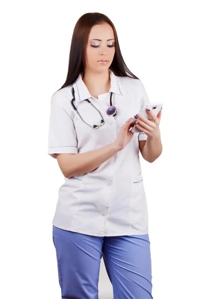 Flickan läkaren ringer upp nummer på mobiltelefonen. — Stockfoto