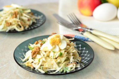 kereviz, elma, fındık ve yumurta salatası