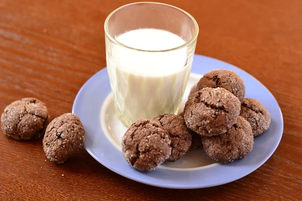 Chocolate cookies with ginger in a bowl and glass of milk — Stock Photo, Image