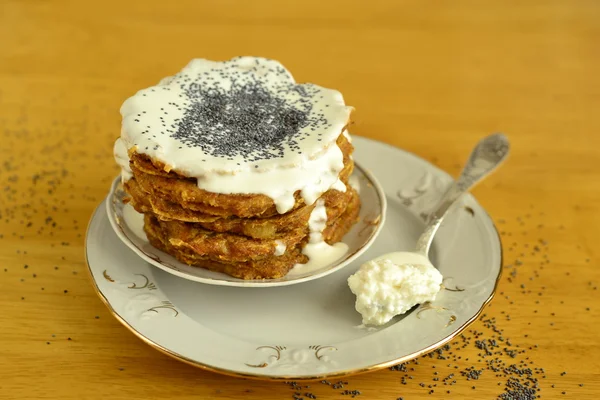 Cenouras fritas com creme azedo e sementes de papoula — Fotografia de Stock