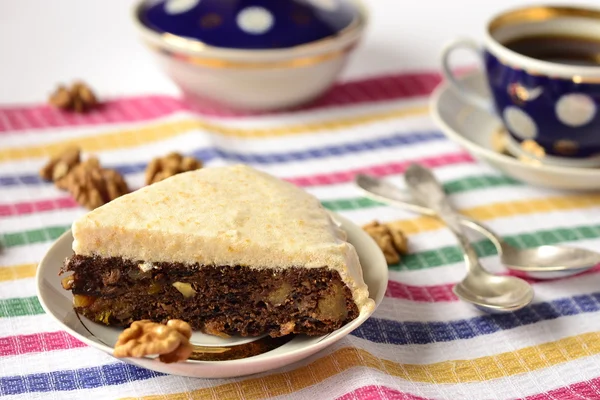 Pedazo de pastel de chocolate con frutas secas y frutos secos — Foto de Stock