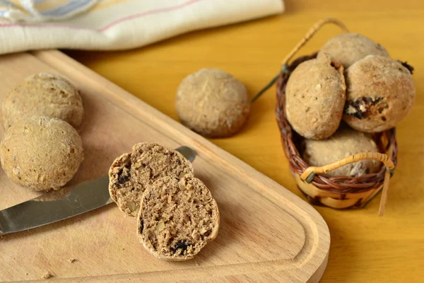 Scones with dried fruits and nuts — Stock Photo, Image