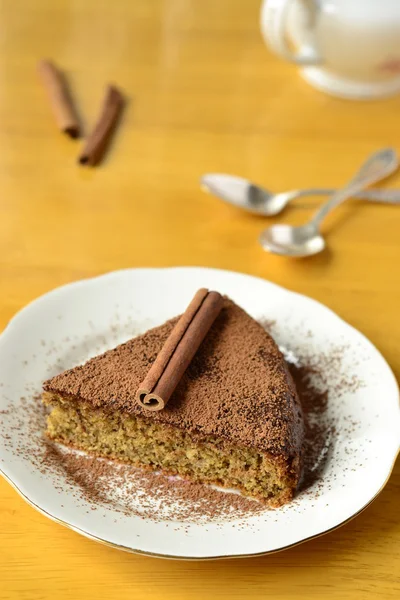 Шматочок торта посипаний какао — стокове фото