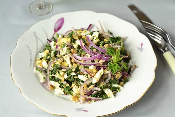 Genç nettles, soğan, yumurta ve Fındık salata