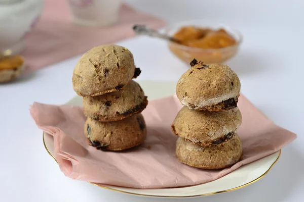 Scones mit getrockneten Früchten und Nüssen in einem Haufen gestapelt — Stockfoto