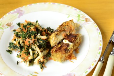 sebze salatası breading içinde balık filetosu