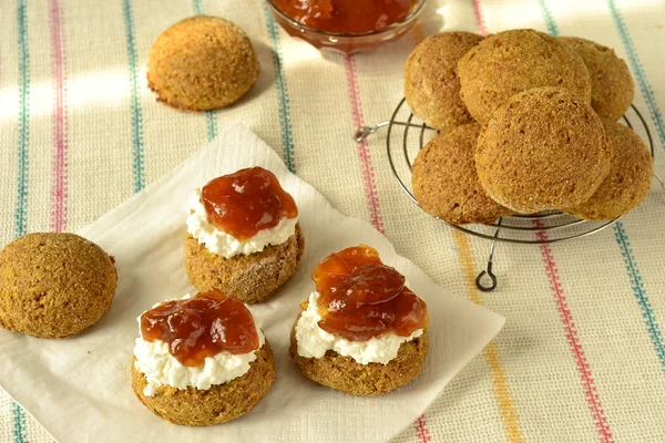 Haza-sült lángos-lekvárral és tejszín — Stock Fotó