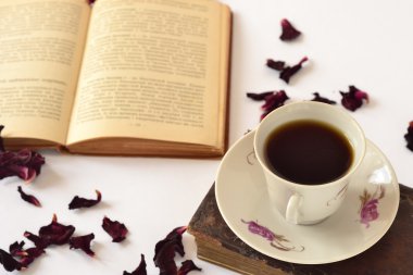 Beyaz arka planda bir fincan kahve.