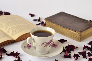 Beyaz arka planda bir fincan kahve.