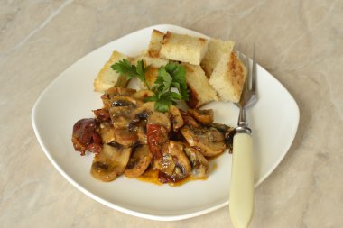 mantar kremalı soslu kızarmış ekmek ve kurutulmuş domates ile