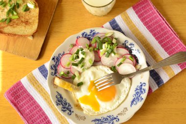 sahanda yumurta, turp ve kahvaltıda kızarmış ekmek