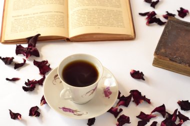 Beyaz arka planda bir fincan kahve.