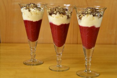 bardağı içinde çilek ve krema Mus