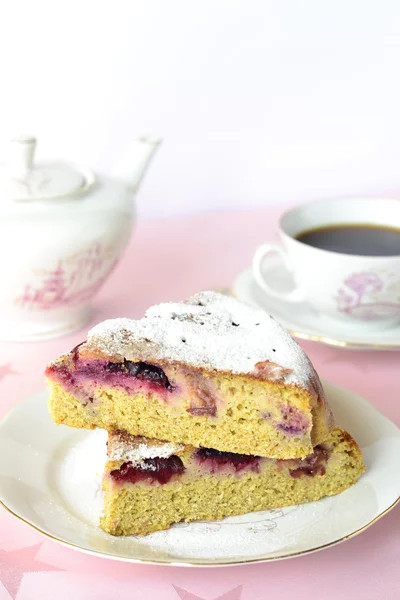 Fatia de bolo de milho com ameixas — Fotografia de Stock