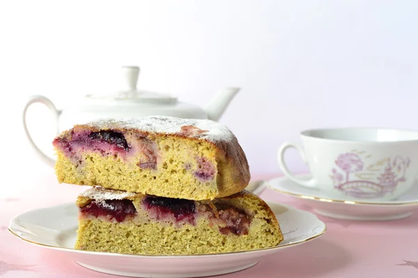 Fatia de bolo de milho com ameixas — Fotografia de Stock