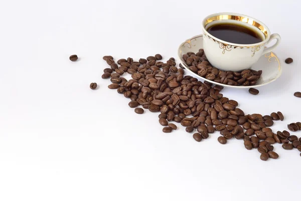 Tazza di caffè e fagioli su sfondo bianco — Foto Stock