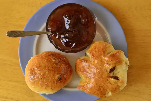 Süße Brötchen mit Rosinen — Stockfoto