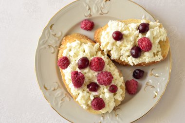 baget ile krem peynir, bal, ahududu ve kuş üzümü