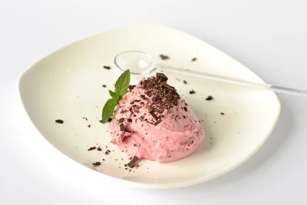 Helado de fresa casero en un plato blanco — Foto de Stock