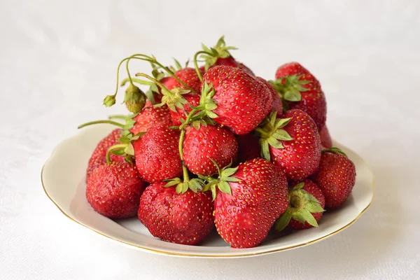Fresas dulces maduras en un plato blanco — Foto de Stock